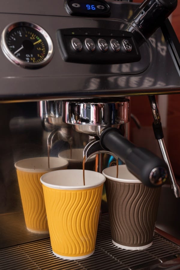 Franquia, Locação ou Compra: Qual o Melhor Modelo para Empreender com Café?