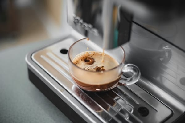 Vale a Pena Comprar ou Alugar uma Máquina de Café Automática para Empresas?