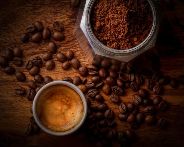 A ascensão das bebidas quentes no mercado corporativo: café, chás e oportunidades de negócio