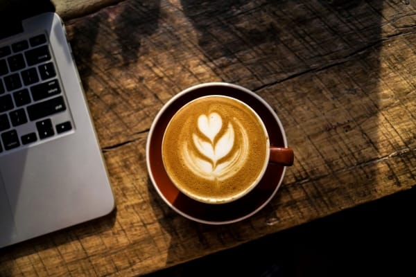 Café como estratégia de fidelização: como bebidas quentes encantam clientes e transformam ambientes